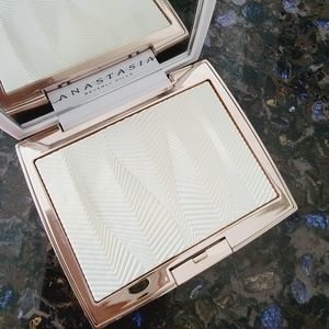 Anastasia Beverly Hills Iced Out highlighter